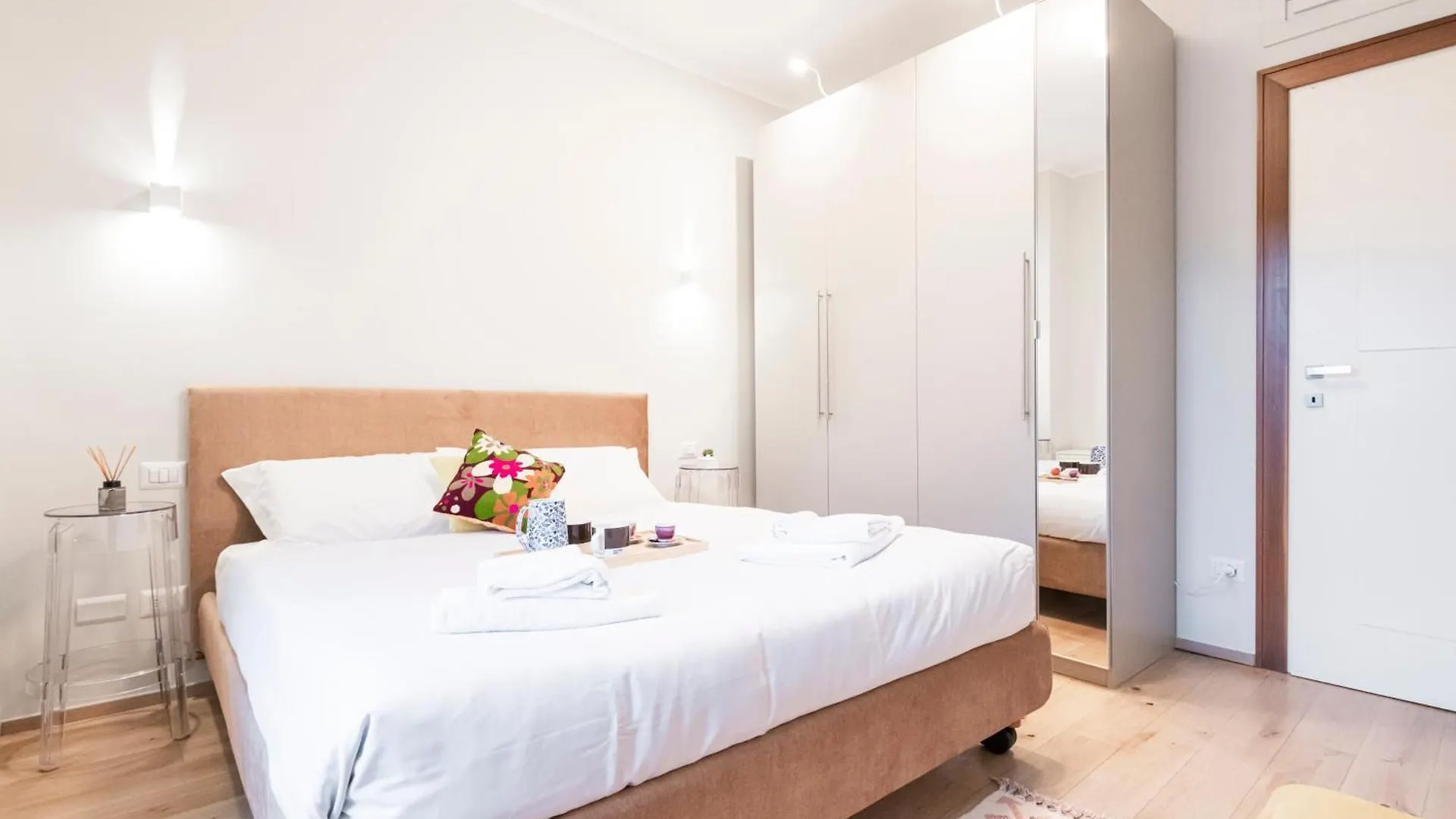 Cozy Flat At Colonne Di San Lorenzo By Easylife Milánó Apartman